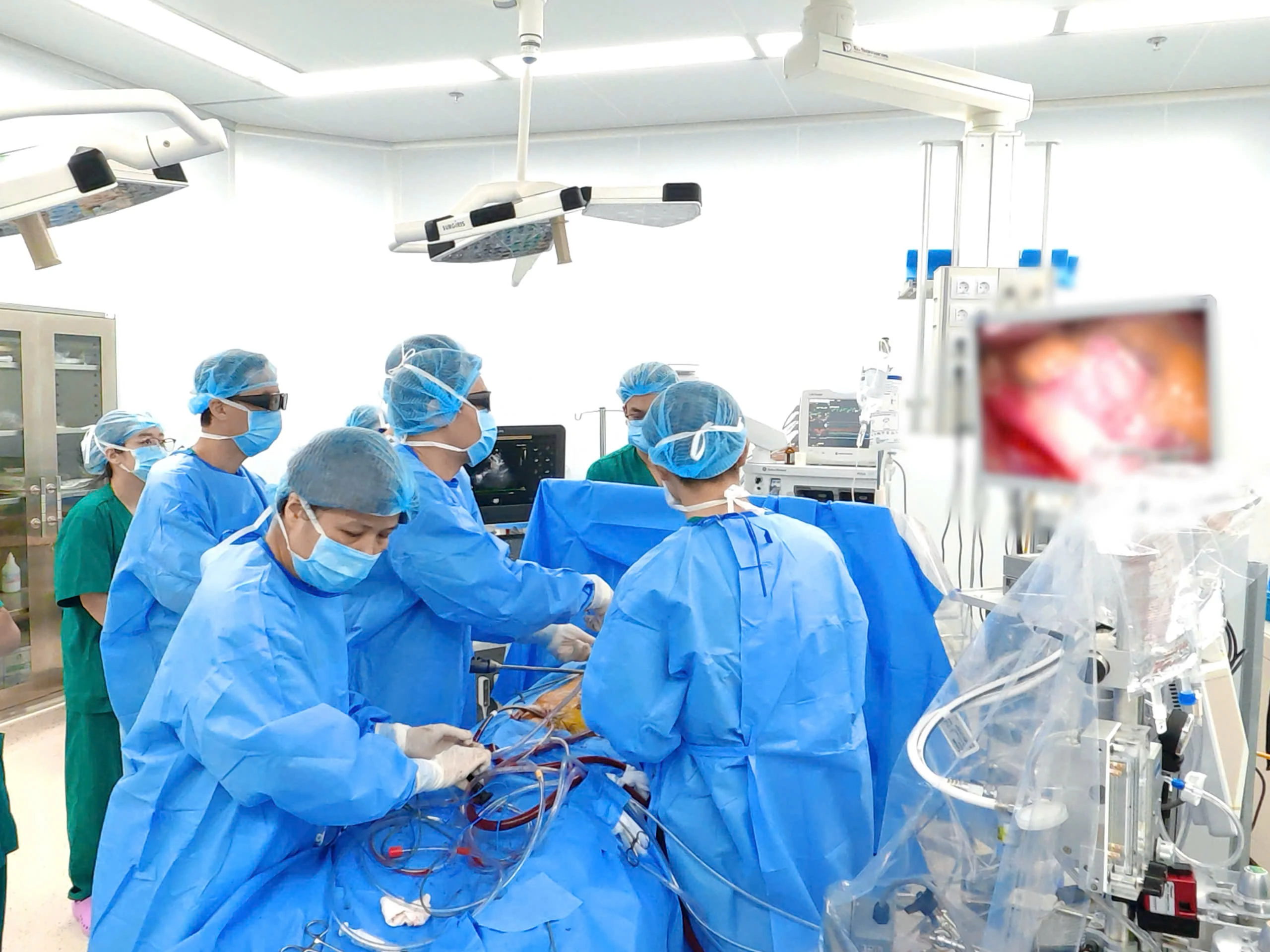 Bác sĩ tiến hành can thiệp phẫu thuật nội soi