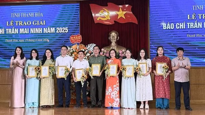 Ban tổ chức trao phần thưởng cho các tác giả, nhóm tác giả đoạt giải.
