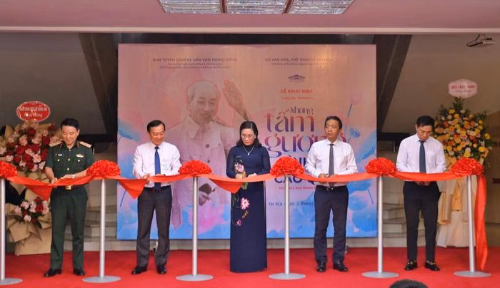 Các đại biểu cắt băng khai mạc triển lãm.