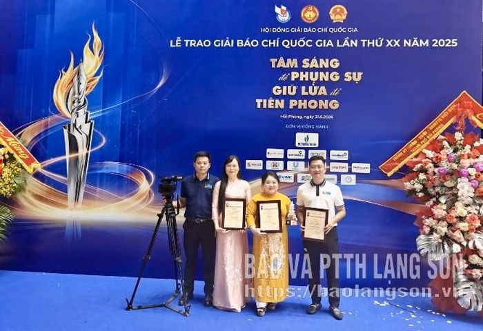 Các tác giả của Báo và PTTH Lạng Sơn dự Lễ trao Giải Báo chí Quốc gia lần thứ XX