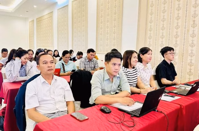 Sở Y tế phối hợp cùng Viettel hướng dẫn cán bộ y tế vận hành phần mềm HSSKĐT. Ảnh: Như Nguyện