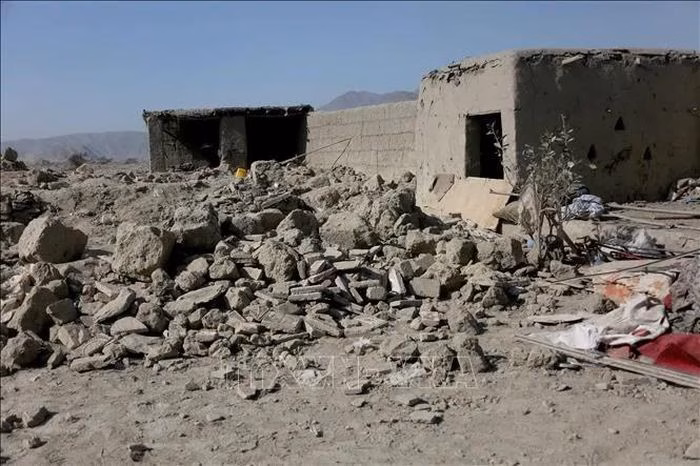 Cảnh đổ nát sau một cuộc không kích tại Nangarhar, Afghanistan. Ảnh: THX/TTXVN