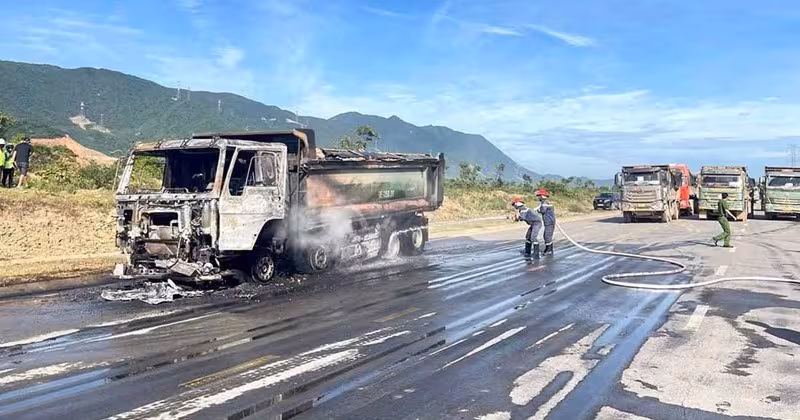 Cháy xe tải khi đang lưu thông trên đường ở Hà Tĩnh