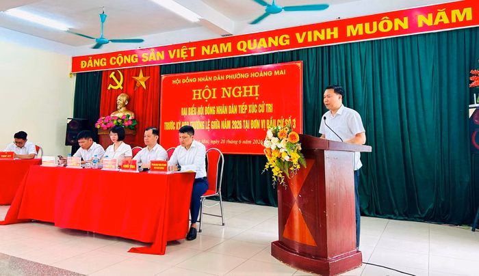 Chủ tịch UBND phường Hoàng Mai Nguyễn Lê Hiến trả lời các ý kiến, kiến nghị của cử tri. Ảnh: Trần Oanh.