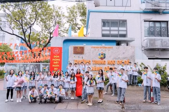 Cô giáo chủ nhiệm Hoàng Thị Thúy chụp ảnh kỉ niệm cùng tập thể lớp 9A8.