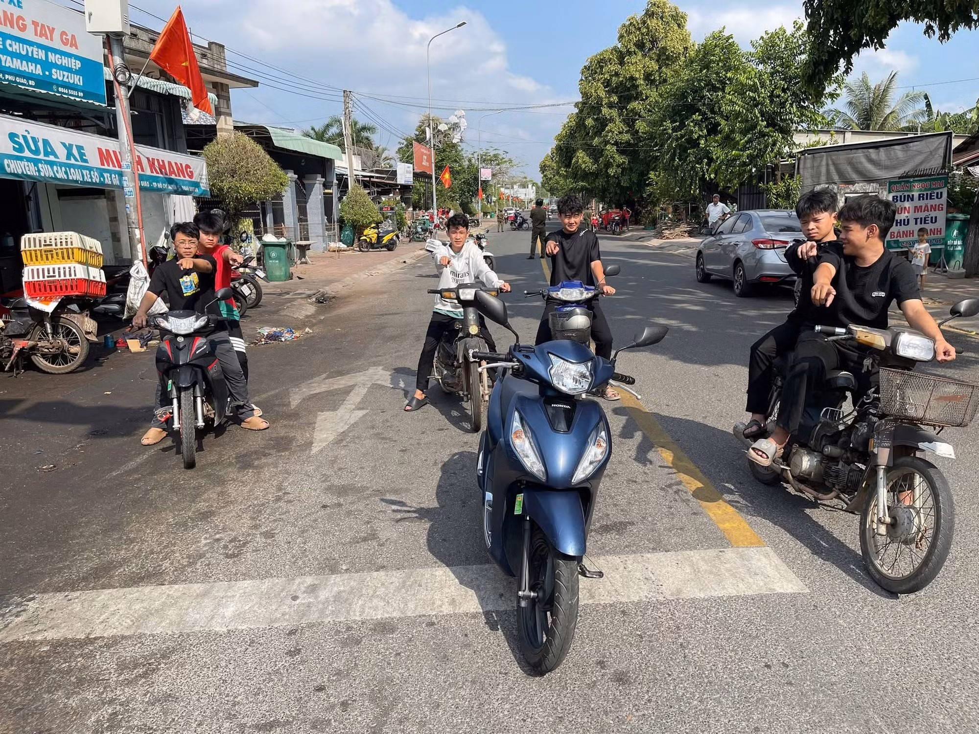 Công an dựng hiện trường vụ hỗn chiến.