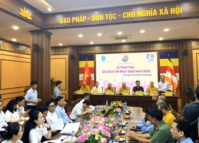 Đại diện Ban tổ chức thông tin về giải thưởng. Ảnh: VT