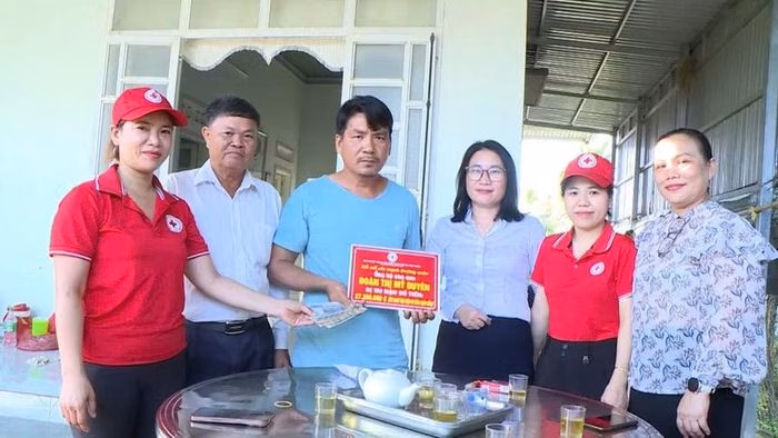 Đại diện địa phương trao tiền cho gia đình cháu Duyên. Ảnh: Đơn vị cung cấp