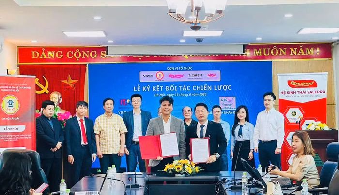 Đại diện Viện ITAT và đối tác tại sự kiện ký kết