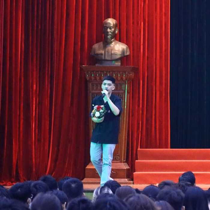 Ngoài học tập, Đức còn theo đuổi đam mê âm nhạc với nghệ danh NewWave để giải tỏa áp lực.