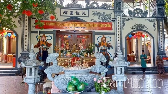 Đền Chúa Thác Bờ ở xã Tiền Phong.