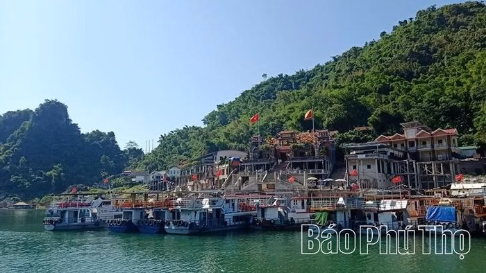 Tàu chở du khách muôn phương về chiêm bái Đền Chúa Thác Bờ.
