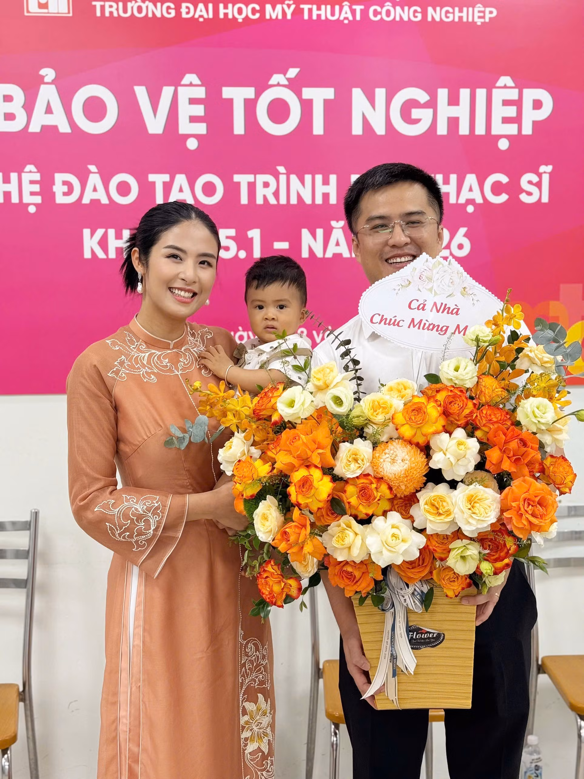Gia đình chúc mừng Ngọc Hân