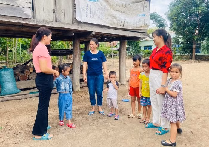 Giáo viên Trường Mẫu giáo Sao Mai trực tiếp xuống các thôn, làng tuyên truyền, vận động phụ huynh đưa trẻ ra lớp đúng độ tuổi. Ảnh: V.C