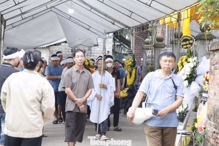 Hàng xóm và người thân đưa tiễn chị N. và con từ nhà ra nghĩa trang.