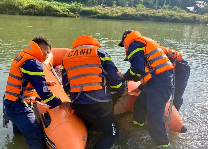Hai trong số 3 người bị nước cuốn trôi đã được tìm thấy.