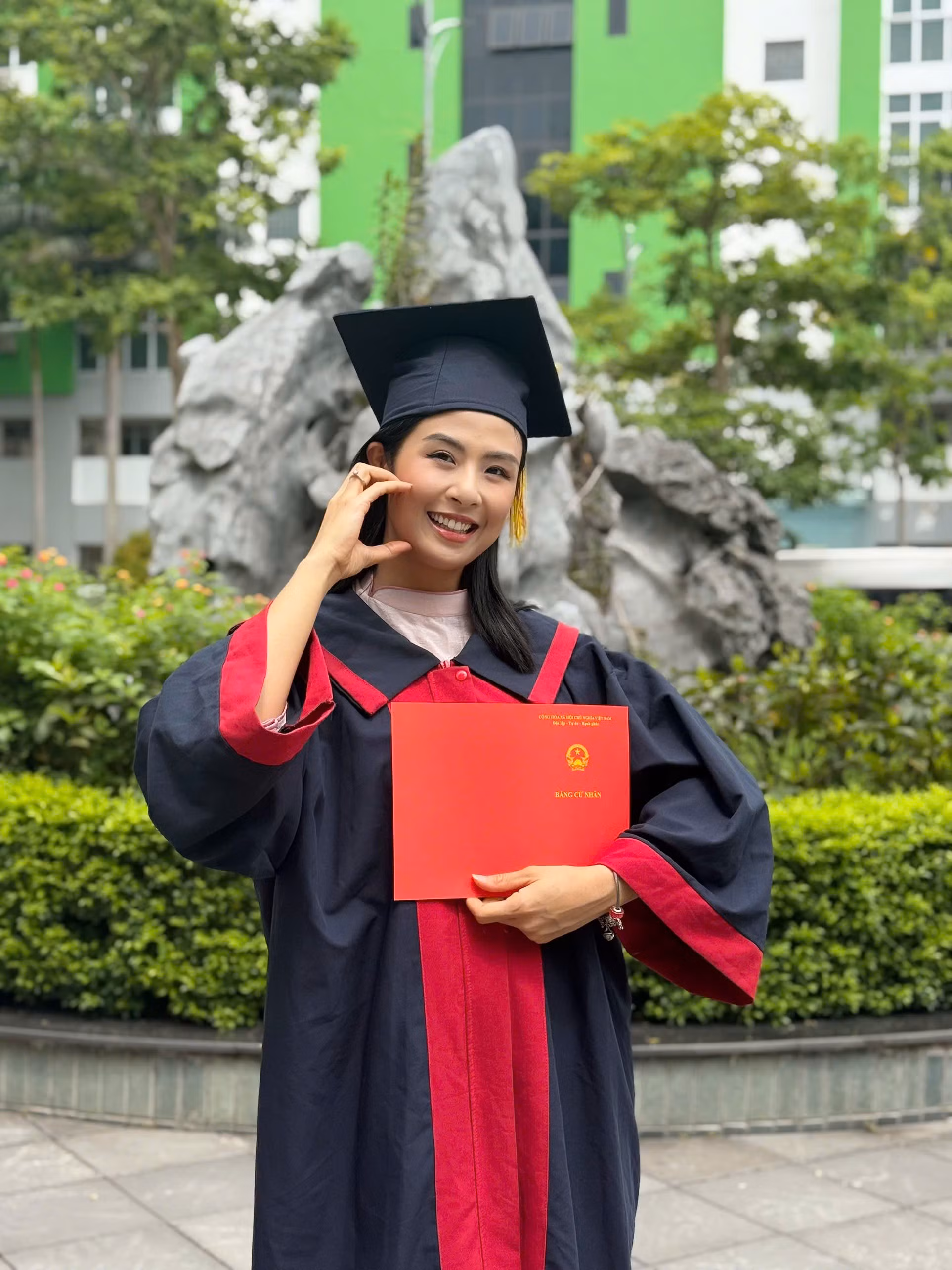 Hoa hậu Ngọc Hân nhận bằng thạc sĩ