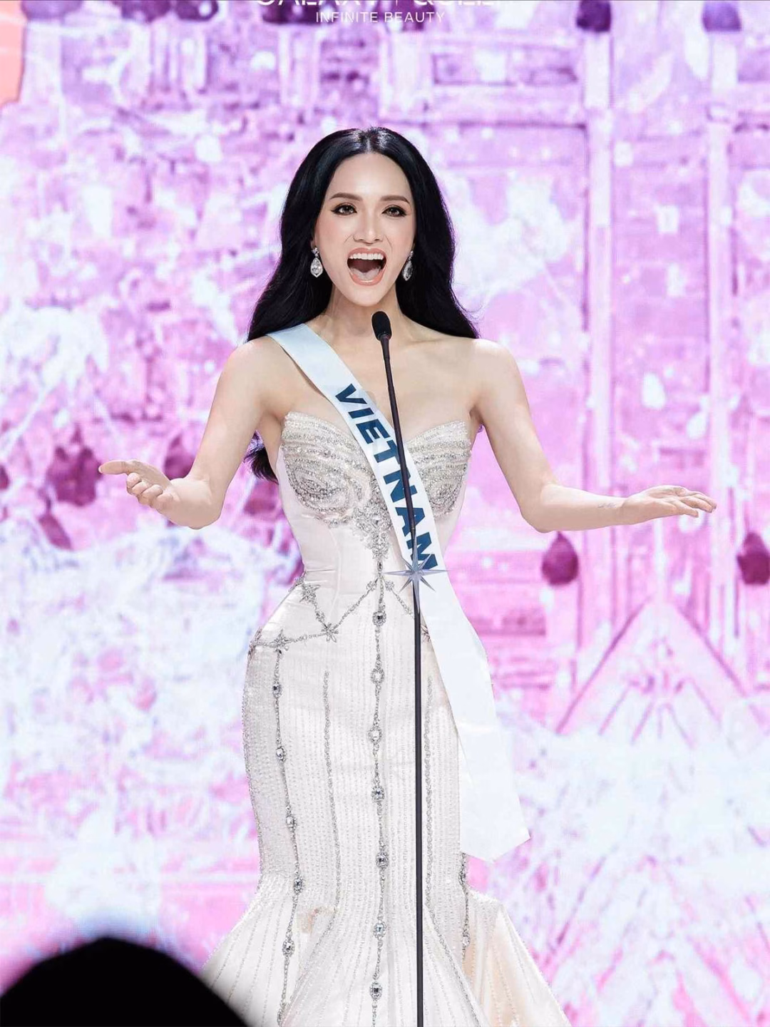 Hương Giang trong hành trình tại Miss Universe 2025.