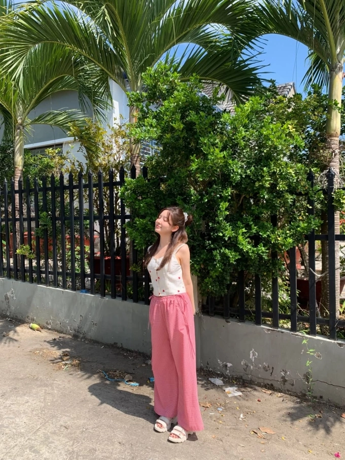 Khoảnh khắc Jo Soo Min dạo bước tại xóm ven biển. Ảnh: Instagram