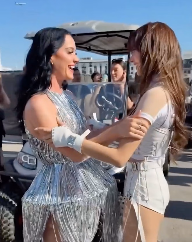 Katy Perry và Lisa (Blackpink) gặp gỡ sau hậu trường lễ khai mạc World Cup 2026. Ảnh cắt từ video