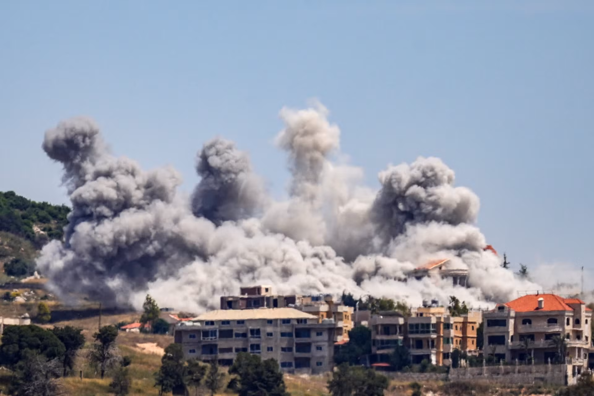 Khói bốc lên ở Li-băng sau một cuộc tấn công của Israel hôm 3/6. (Ảnh: Reuters)