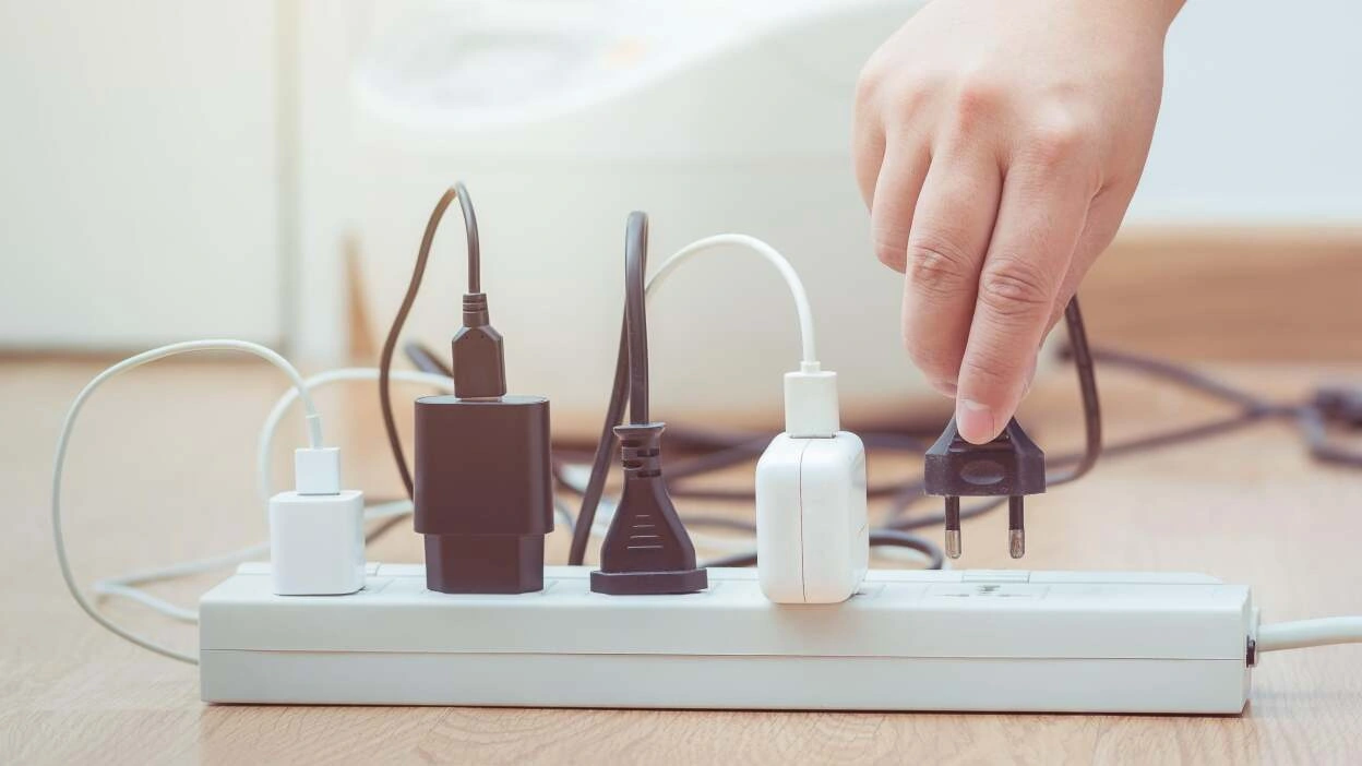 Chỉ vài phút kiểm tra ổ cắm trước lúc đóng cửa có thể giúp kỳ nghỉ trở nên trọn vẹn hơn (Ảnh: Lifehacker).