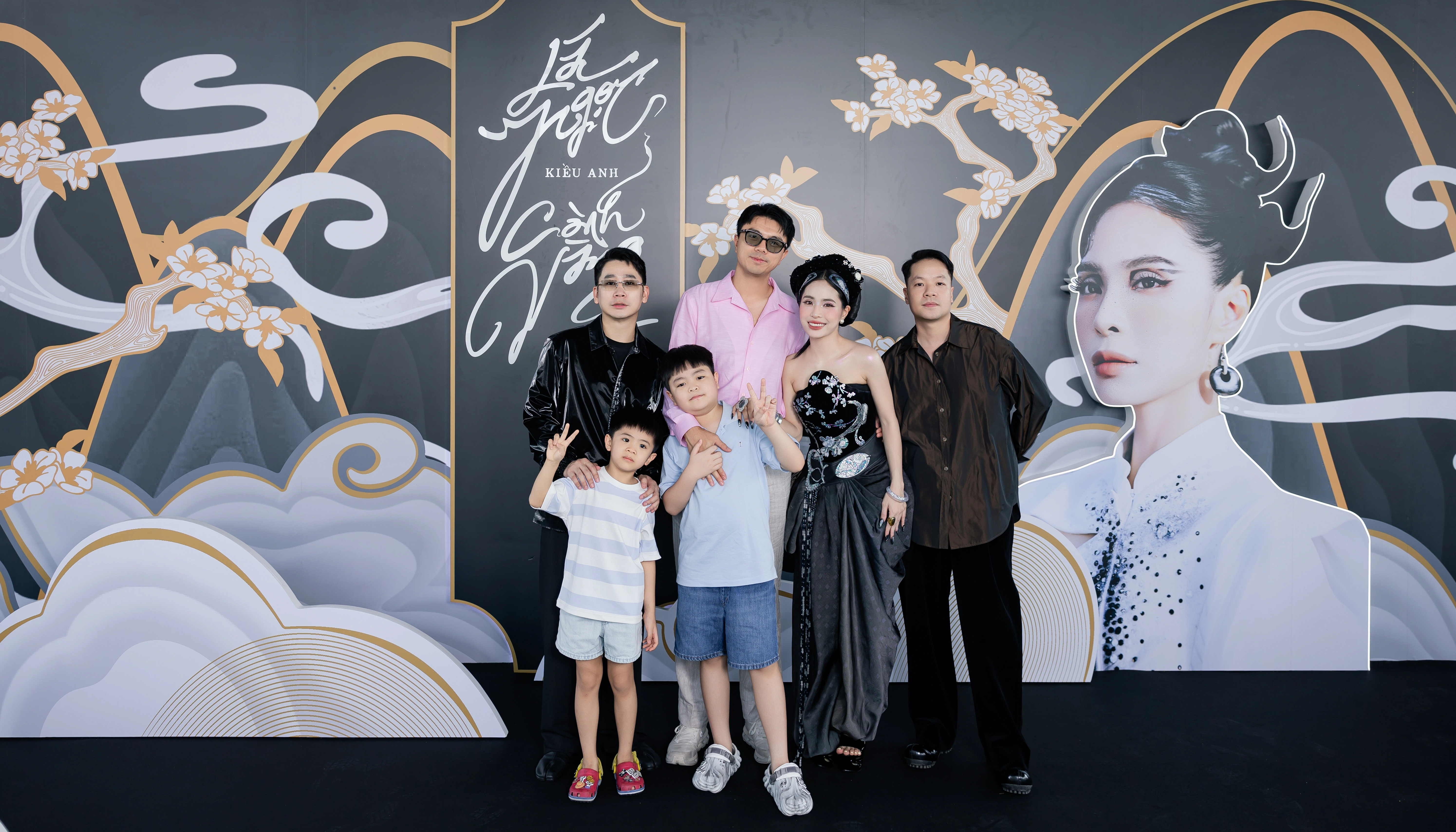 Gia đình và bạn bè chúc mừng ca nương Kiều Anh ra mắt sản phẩm mới (Ảnh: Nhân vật cung cấp).