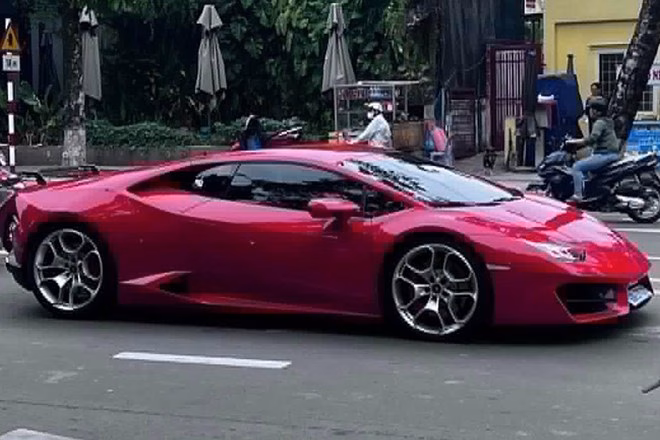 Lamborghini Huracan LP580-2 tại thành phố Đồng Nai được chủ nhân nâng cấp cánh gió carbon thể thao. Ảnh: Hoàng Phúc