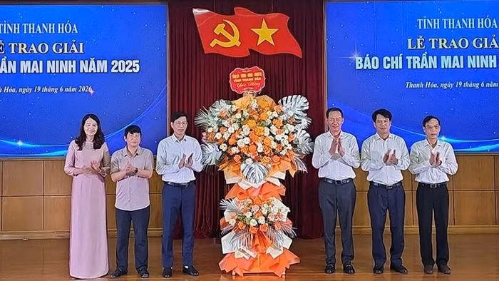 Lãnh đạo tỉnh Thanh Hóa tặng hoa chúc mừng Hội nhà báo, những người làm báo.