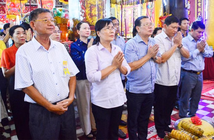 Lãnh đạo xã Bình Mỹ tham dự lễ dâng hương các vị tiền hiền, hậu hiền.