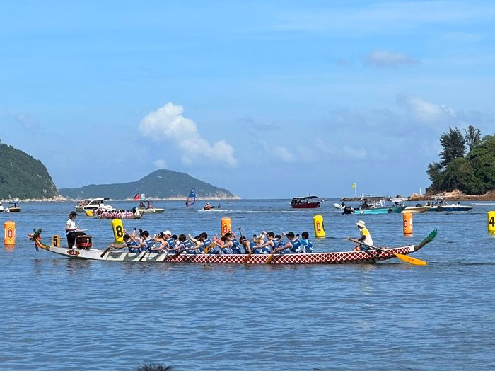 Không khí lễ hội đua thuyền rồng tại bãi biển Stanley (Hong Kong). Ảnh tư liệu: Mạc Luyện/TTXVN
