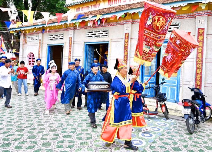 Lễ thỉnh sắc thần tại đình Bình Thủy.