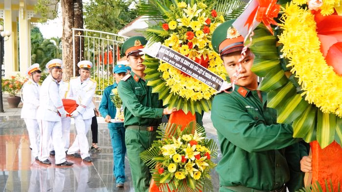 Lễ truy điệu và an táng hài cốt 5 liệt sĩ được tổ chức trong không khí trang nghiêm.