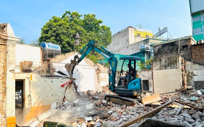 Lực lượng chức năng tiến hành san ủi, hoàn thành giải phóng mặt bằng Dự án chùa Sét. Ảnh: Trần Oanh.