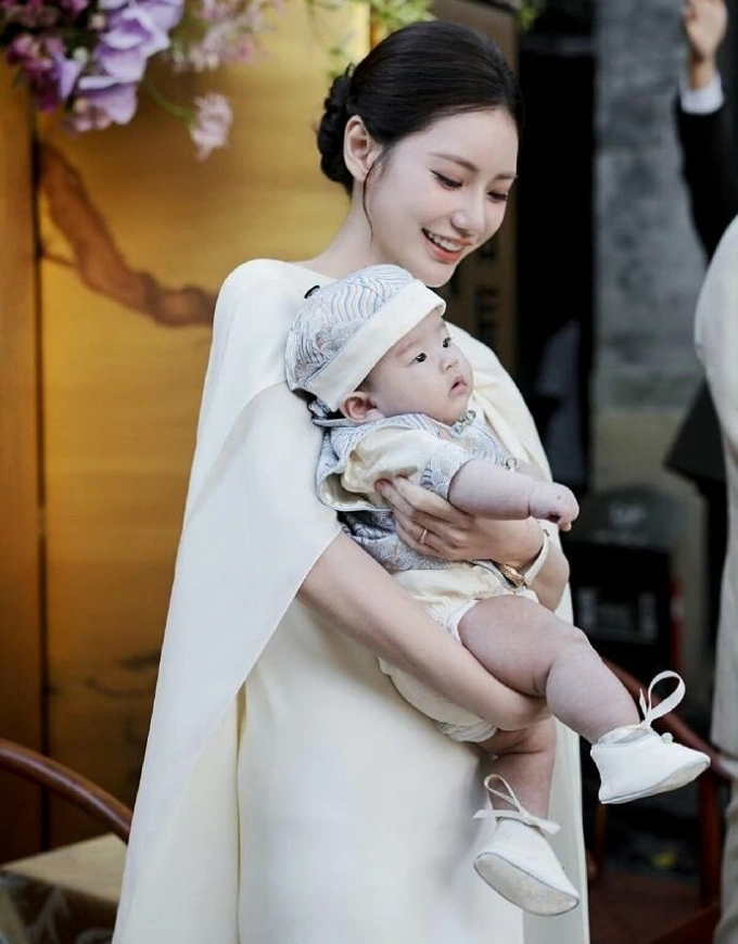 Mã Tiểu Mai bên con. Ảnh: Weibo