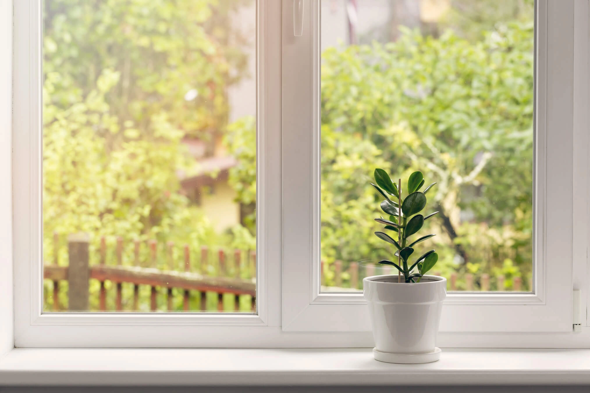 Những thay đổi nhỏ ở các góc khuất như rãnh cửa sổ giúp ngôi nhà trở nên sáng sủa và dễ chịu hơn (Ảnh: TC).