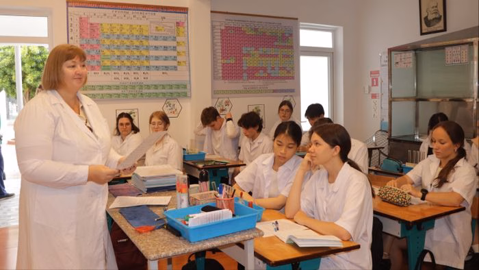 Một tiết học của giáo viên và học sinh tại trường học ở “làng Nga”