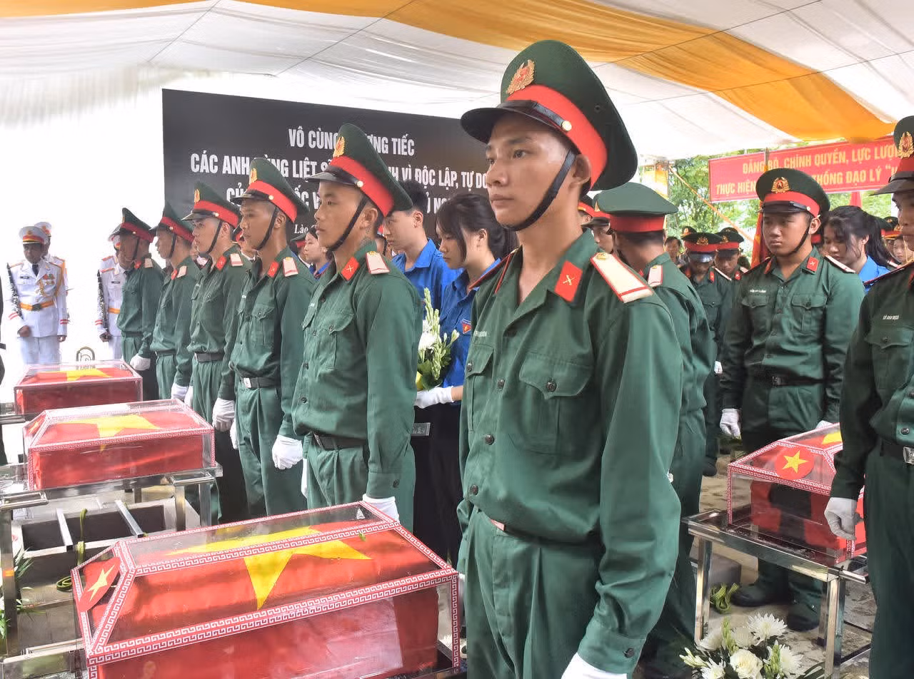 Các liệt sĩ được an táng tại Nghĩa trang liệt sĩ Bản Qua, xã Bát Xát. Ảnh: Nguyễn Hải.
