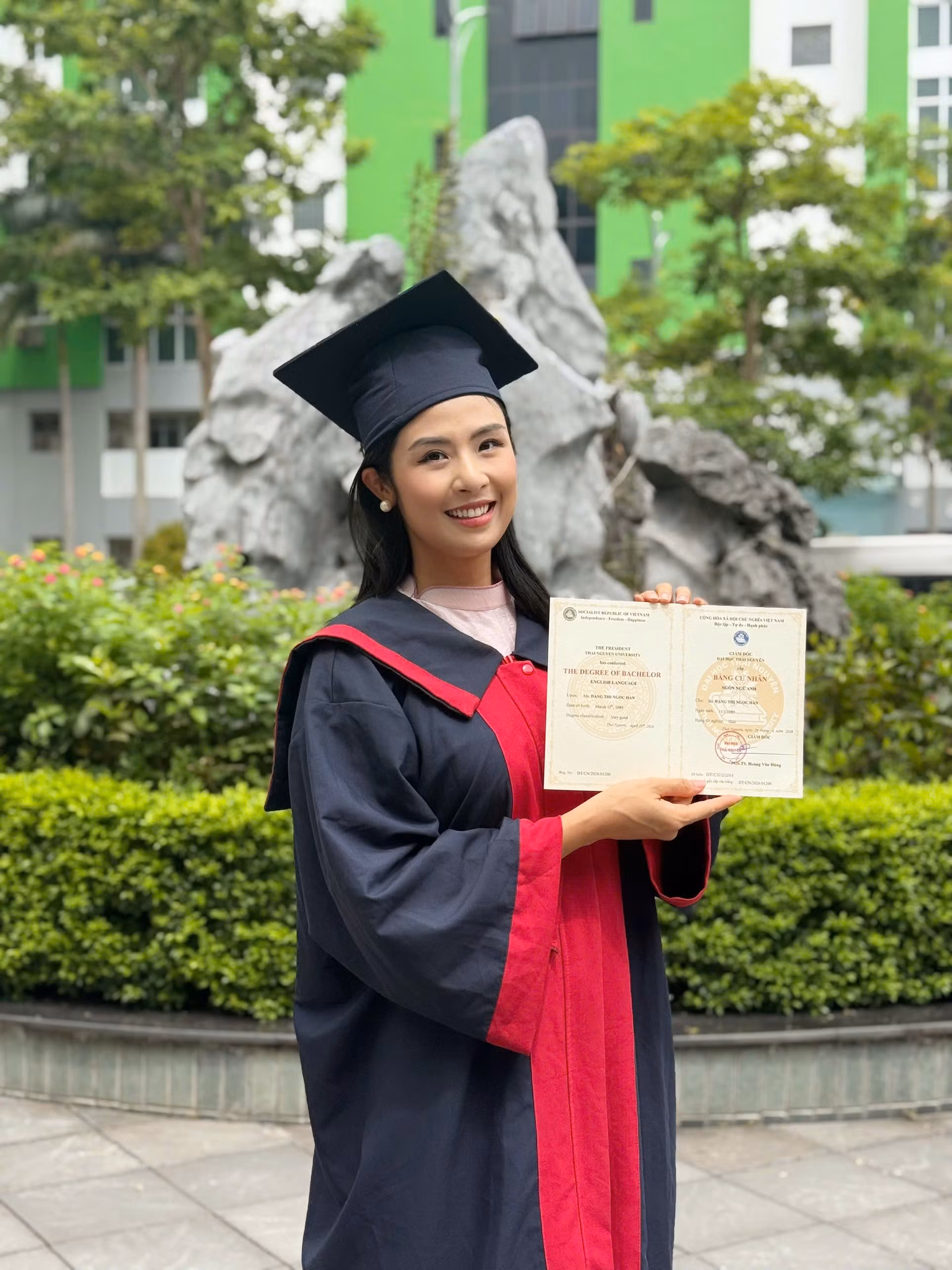 Ngọc Hân trình diễn bộ sưu tập áo dài
