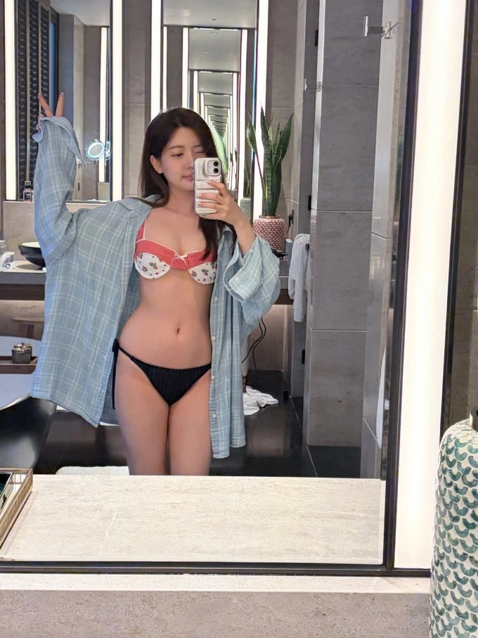 Nữ diễn viên khoe dáng quyến rũ bên hồ bơi. Ảnh: Instagram