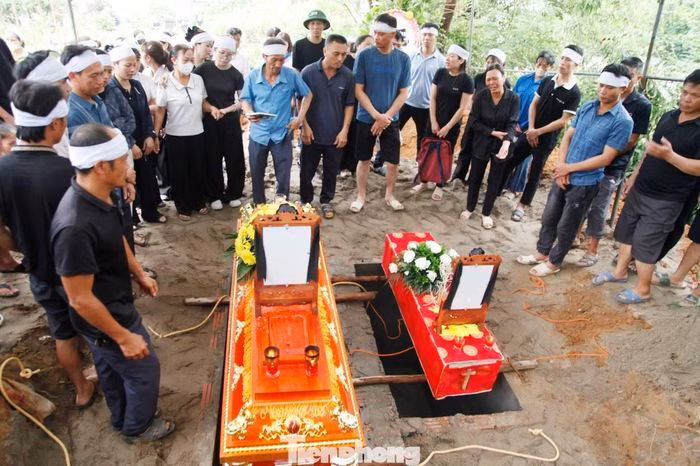 Người thân và hàng xóm tiễn biệt chị N. và con ở nơi an nghỉ cuối cùng.