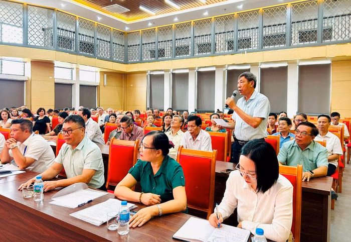 Ông Phạm Như Hiền, Tổ trưởng Tổ dân phố số 3 Tân Mai phát biểu ý kiến tại hội nghị. Ảnh: Trần Oanh.