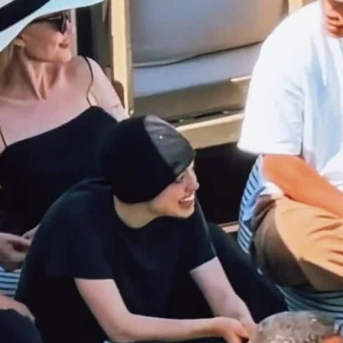 Angelina Jolie trò chuyện cùng Pax Thiên và Shiloh trên sân pickleball vào đầu tháng 6.