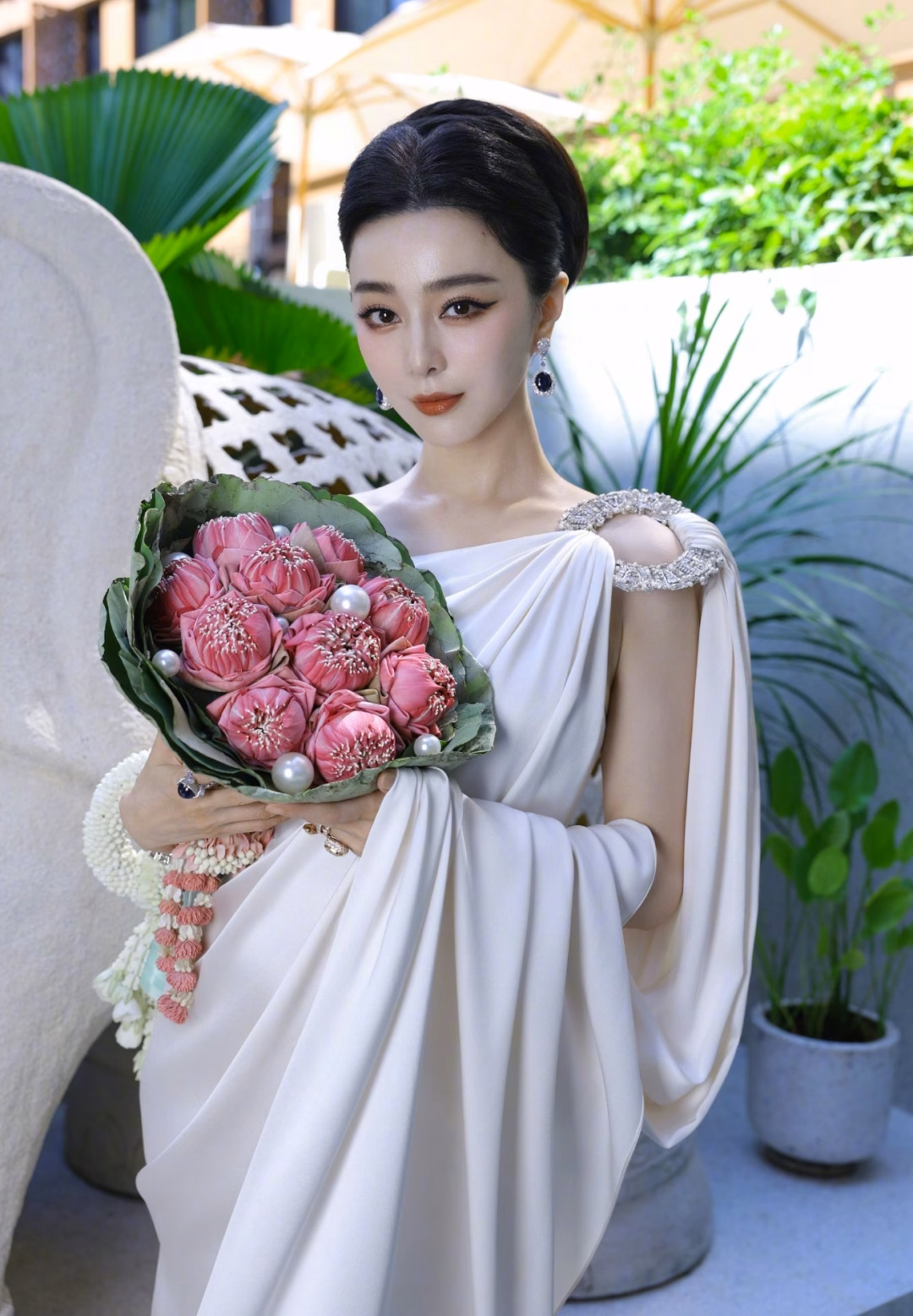 Nữ diễn viên dần chuyển hoạt động sang thị trường quốc tế.