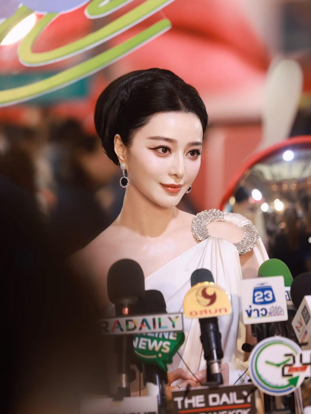 Phạm Băng Băng được truyền thông săn đón tại Thái Lan.