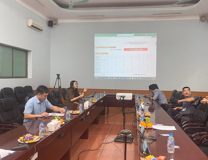 Phiên đấu giá diễn ra công khai, thu hút nhiều đại lý kinh doanh xe tải tham gia.