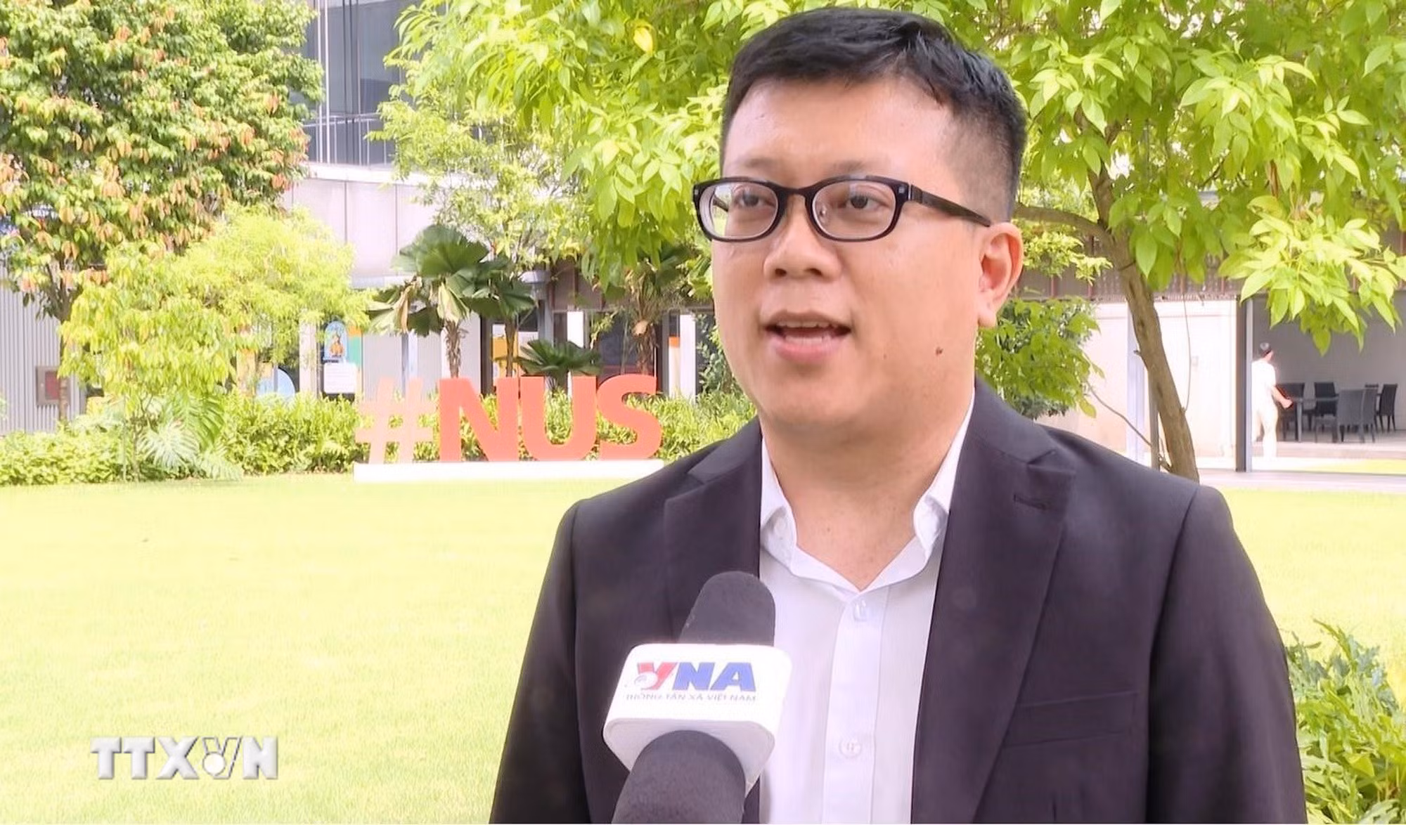 Phó Giáo sư, tiến sỹ Lưu Anh Tuấn, Khoa Khoa học máy tính và dữ liệu - Đại học Công nghệ Nam Dương Singapore (NTU), trả lời phỏng vấn phóng viên TTXVN. (Ảnh: Việt Dũng/TTXVN)