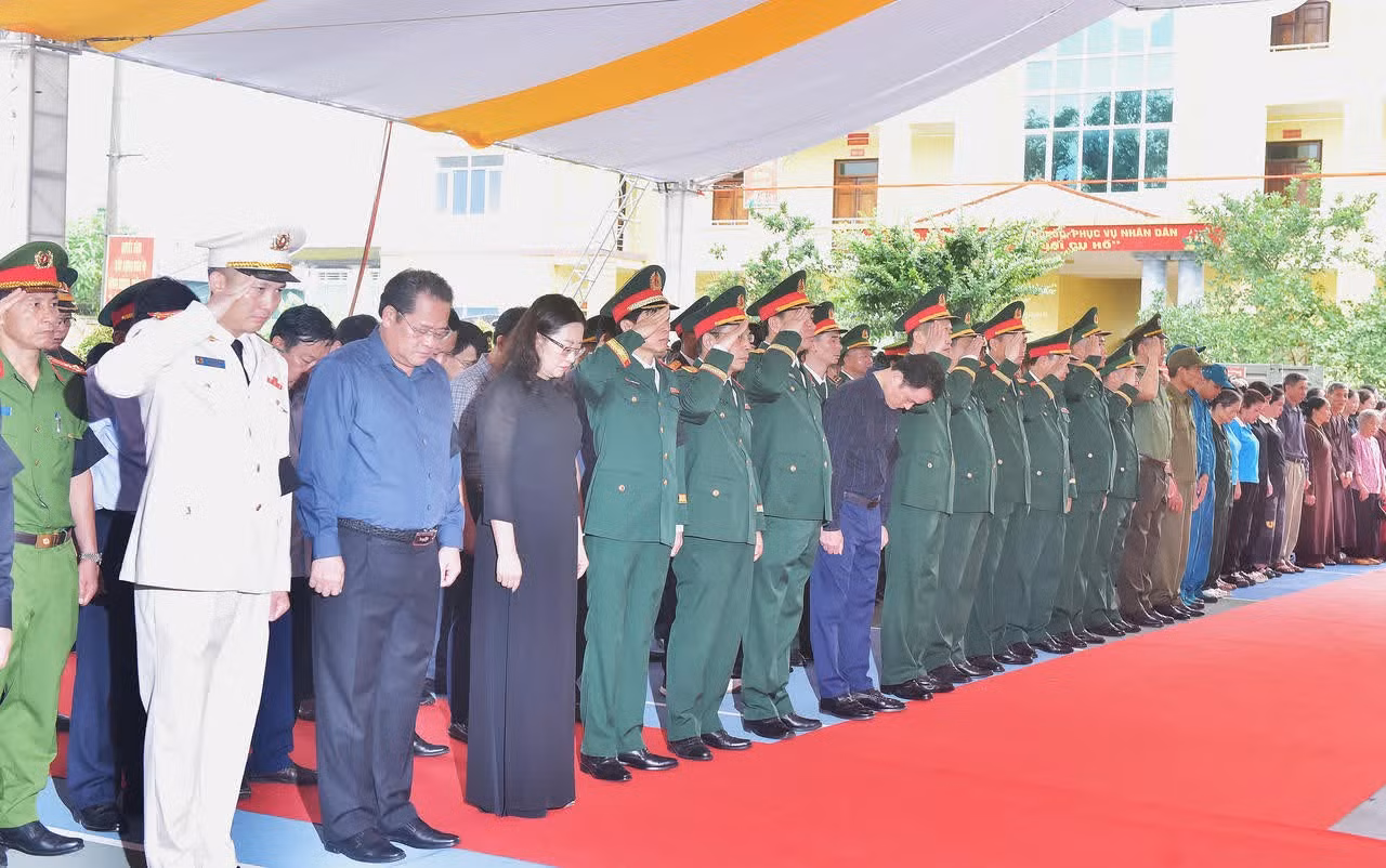 Các đại biểu và nhân dân dành phút mặc niệm, tưởng nhớ, bày tỏ lòng biết ơn sâu sắc trước sự hy sinh cao cả của các anh hùng liệt sĩ. Ảnh: Nguyễn Hải.