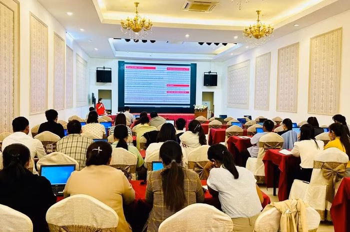 Quang cảnh lớp tập huấn triển khai hệ thống HSSKĐT cho cán bộ y tế. Ảnh: Như Nguyện