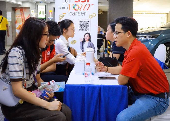 Sinh viên được trực tiếp tìm hiểu việc làm, phỏng vấn với nhà tuyển dụng tại ngày hội. Ảnh: T.A